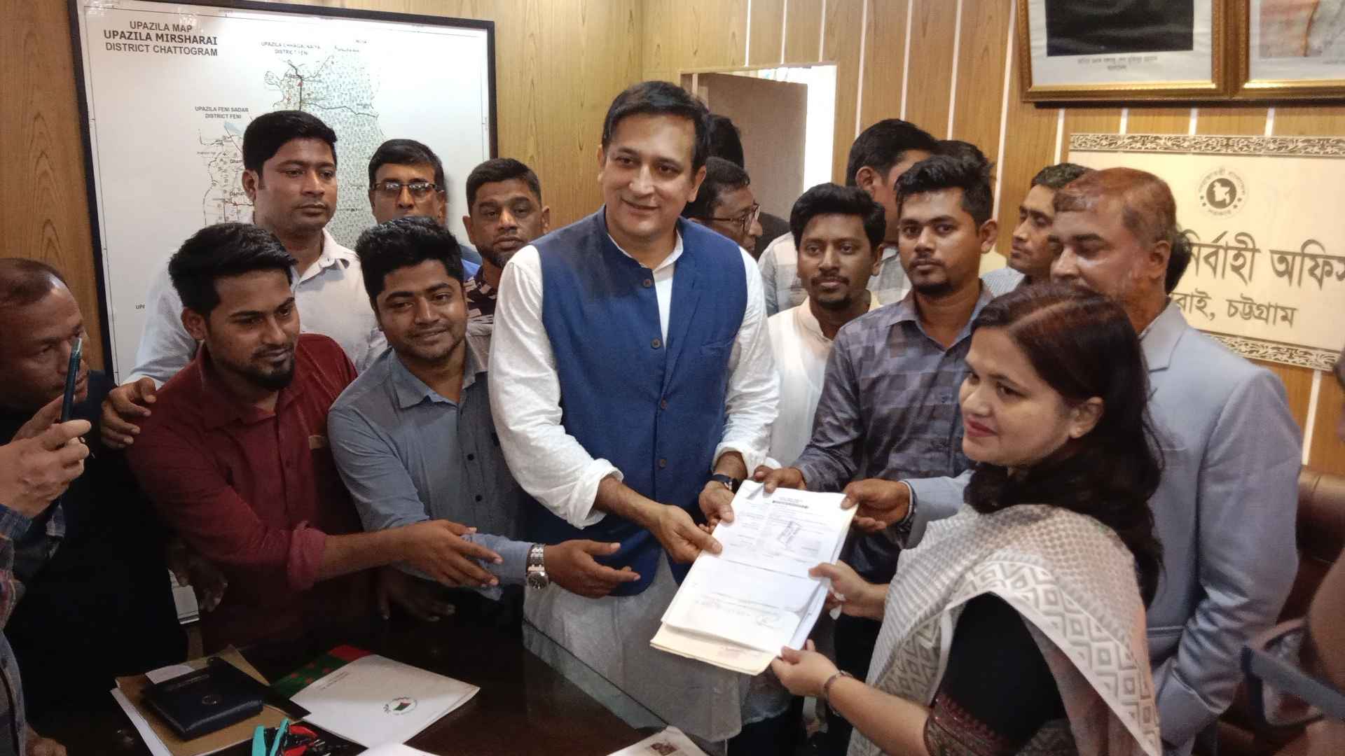 বাবাকে সঙ্গে নিয়ে মনোনয়ন জমা দিলেন রুহেল