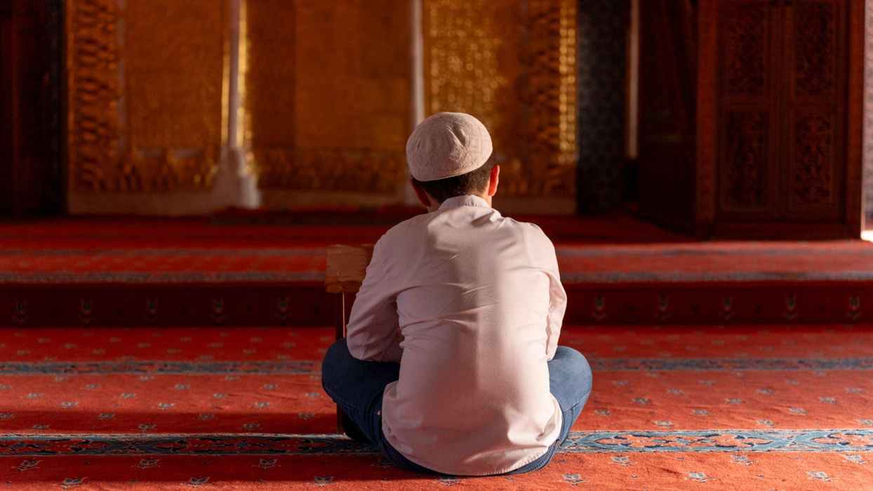 নামাজ-দোয়া ছাড়া মসজিদে বসে থাকা যায়?