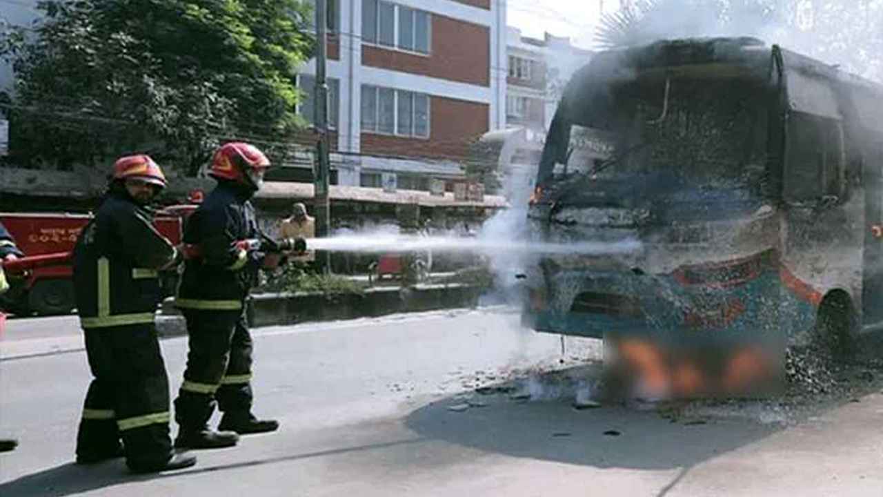 যাত্রীবেশে তিনজন ওঠে, একজন আগুন দেয়