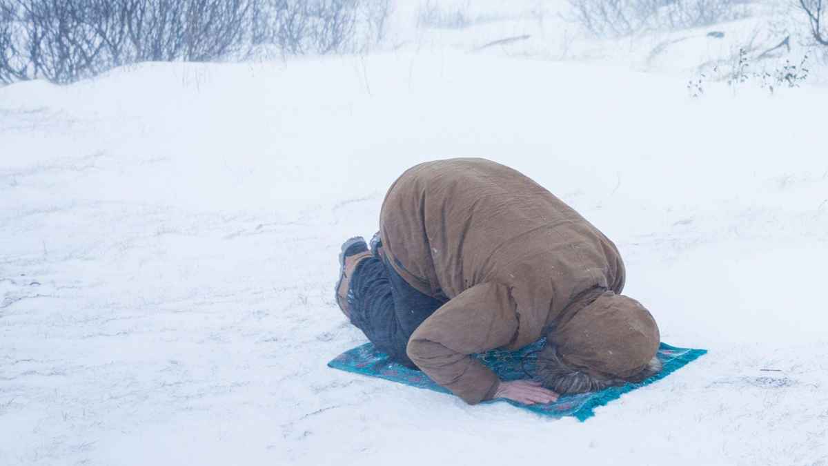 প্রচণ্ড শীতে মুখ ঢেকে নামাজ পড়া যাবে?