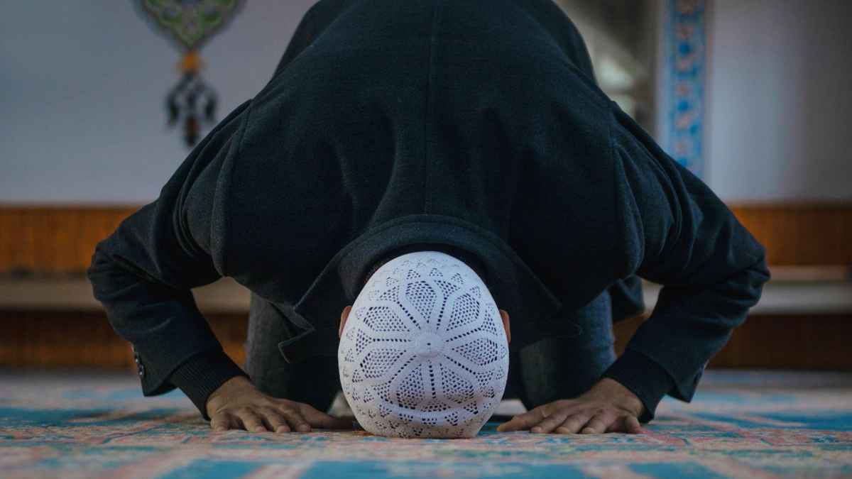 ভুলে তিন সেজদা দিলে নামাজ হবে?