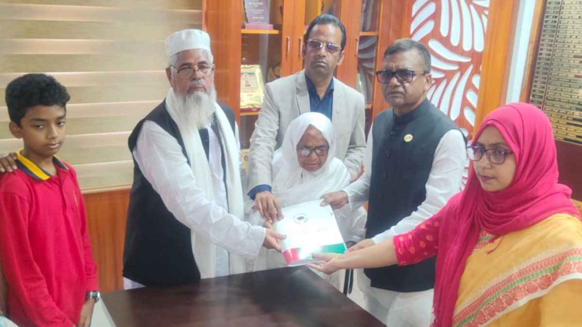 মাকে সঙ্গে নিয়ে মনোনয়নপত্র জমা দিলেন বকুল