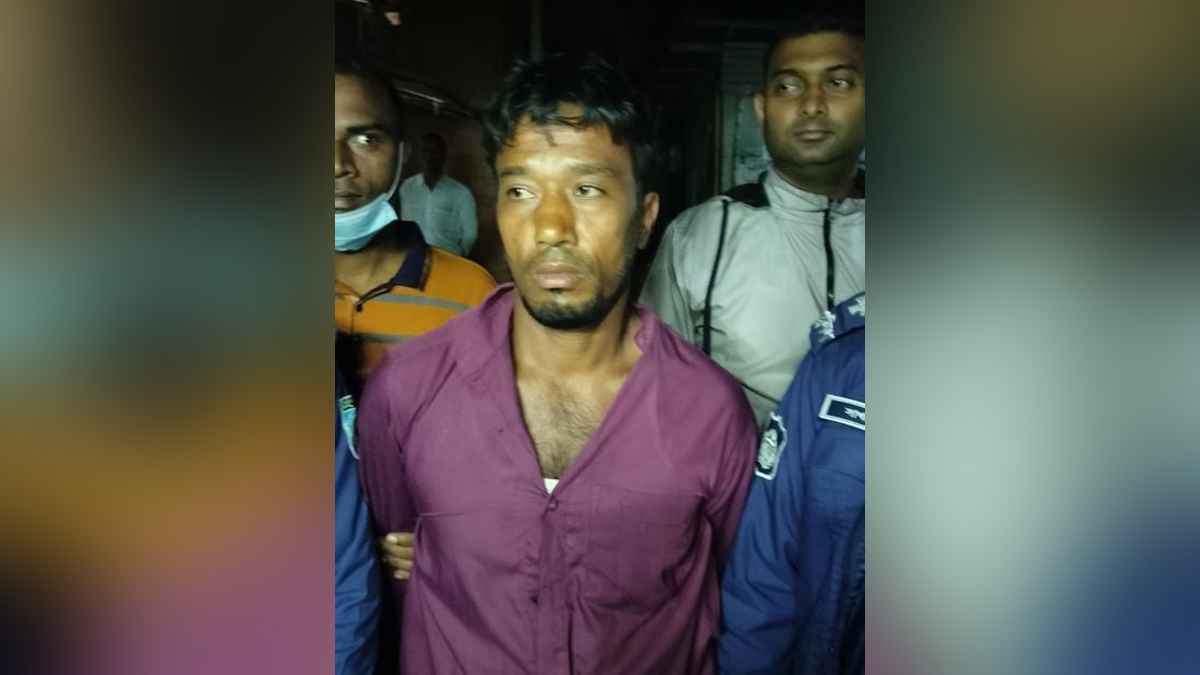 বাবাকে কুপিয়ে হত্যার অভিযোগে ছেলে গ্রেফতার
