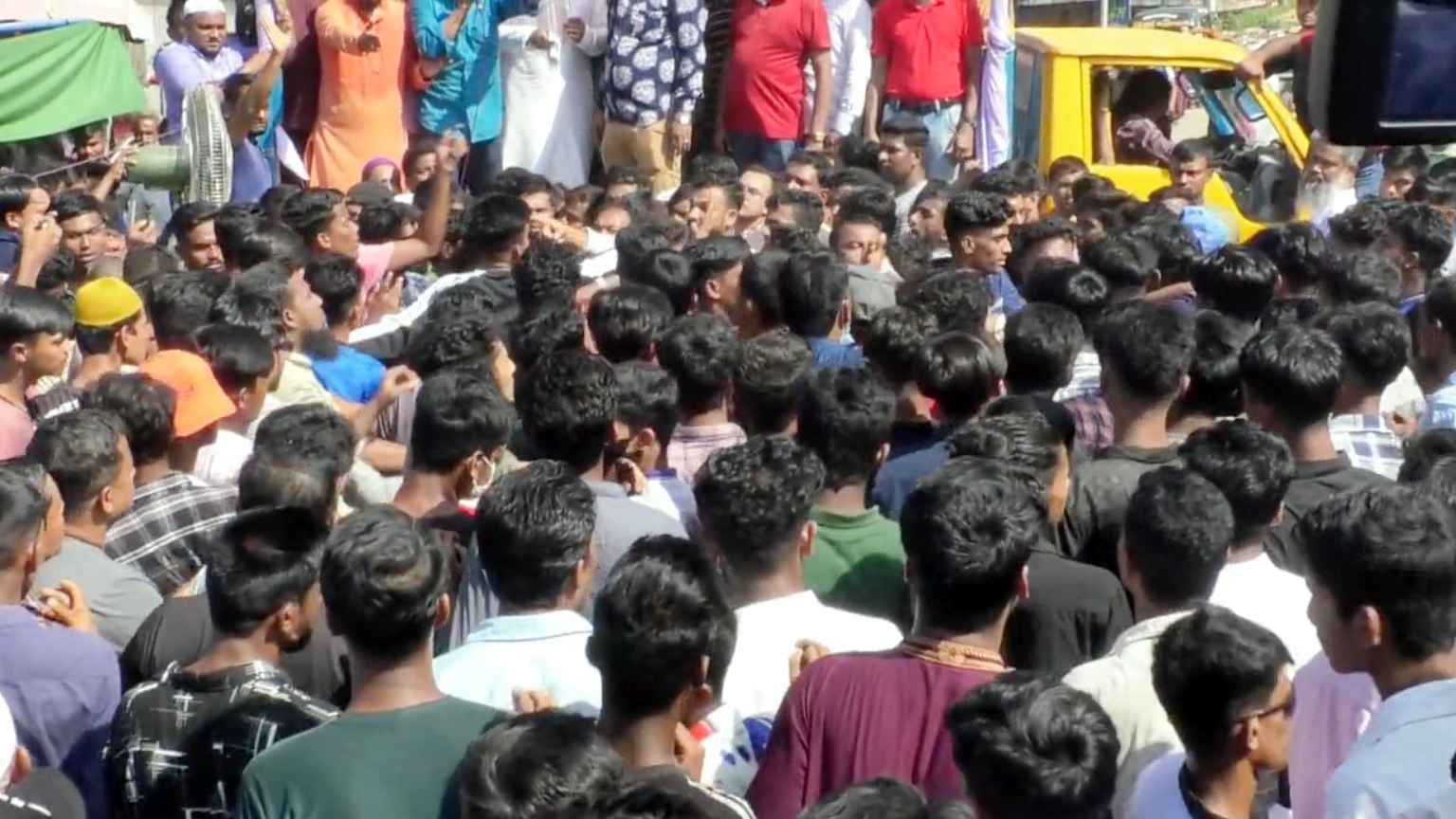 সেনবাগে শান্তি ও উন্নয়ন সমাবেশে আ.লীগের দু’পক্ষের সংঘর্ষ