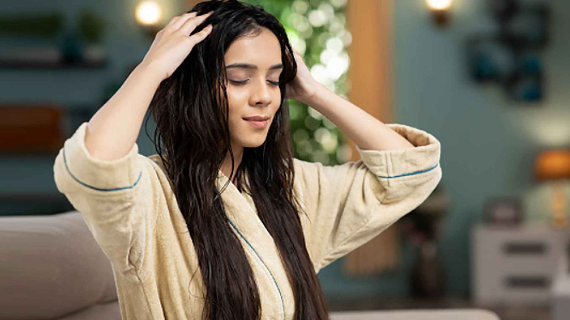 শ্যাম্পুর আগে চুলে তেল দিলে কী হয়? 