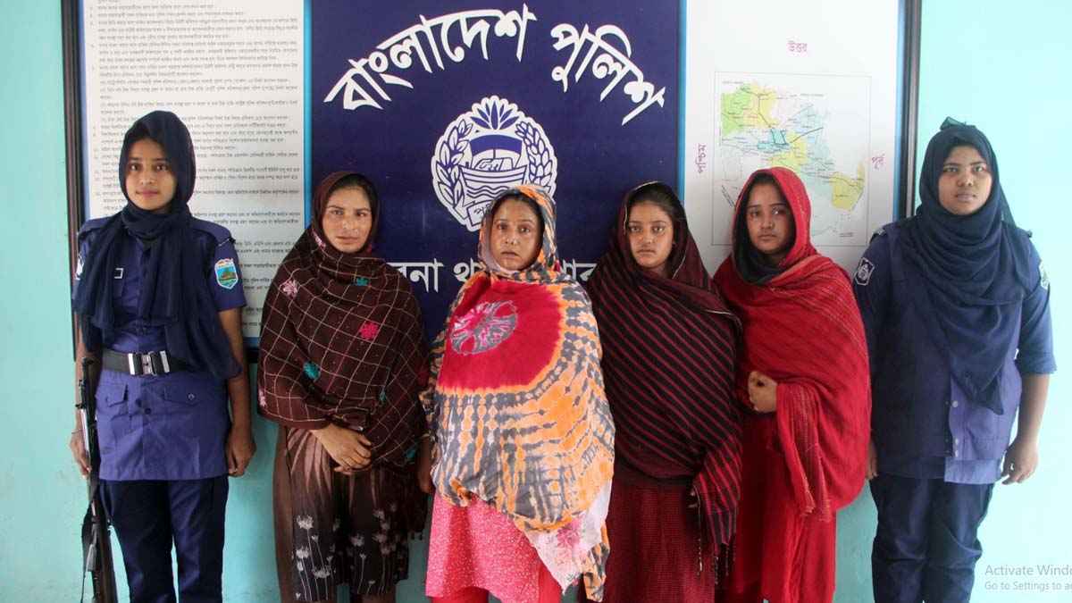 পাবনায় স্বর্ণের চেন ছিনতাইকালে ৪ নারী গ্রেফতার