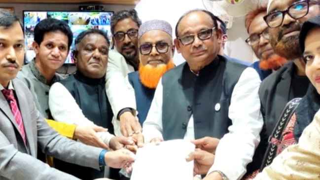 উৎসবমুখর পরিবেশে মনোনয়নপত্র দাখিল করলেন রেলমন্ত্রী