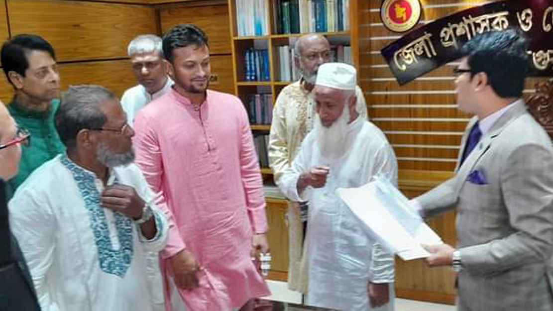 মনোনয়নপত্র জমা দিলেন সাকিব