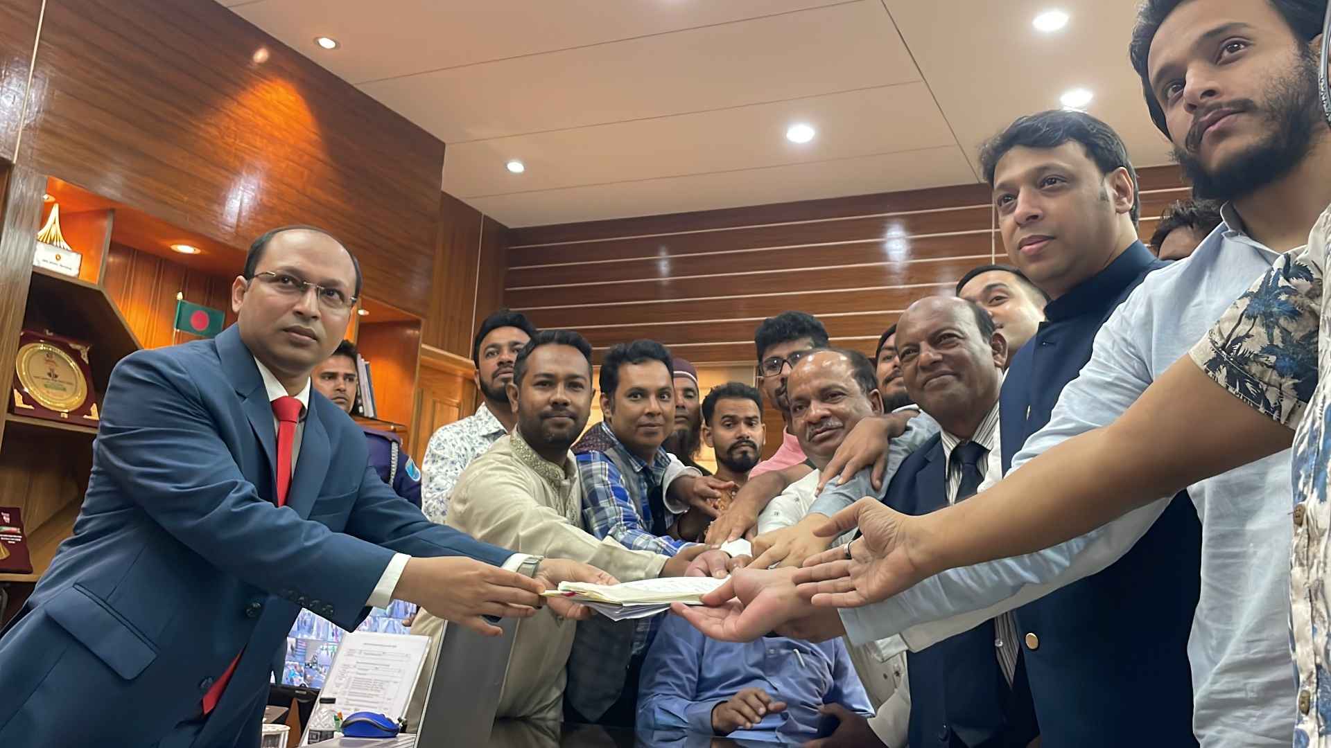 কিশোরগঞ্জে উৎসবমুখর পরিবেশে মনোনয়ন ফরম জমা দিচ্ছেন প্রার্থীরা