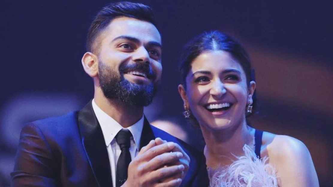 খেলার মাঠেই বিরাটকে চুম্বনে ভরালেন আনুশকা 