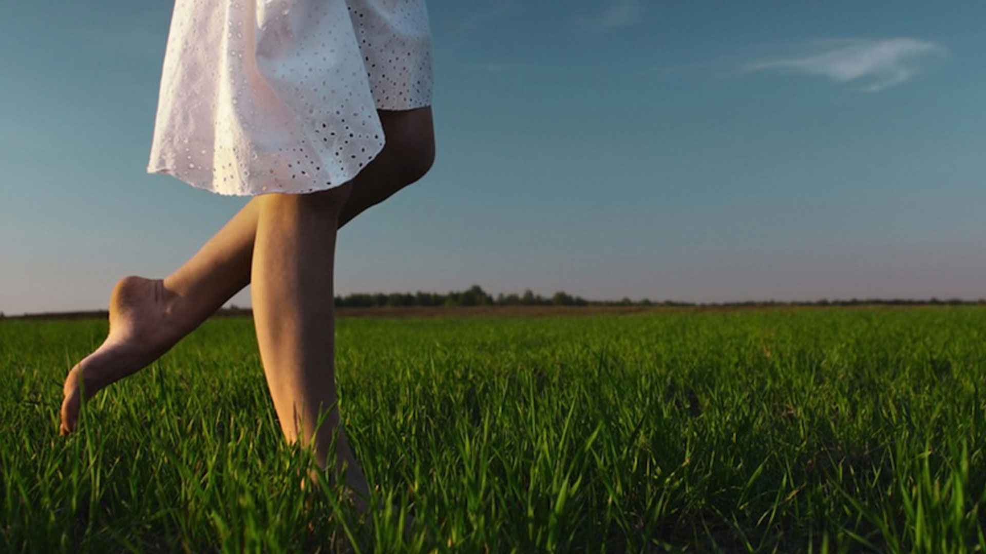 খালি পায়ে ঘাসে হাঁটার এত সুফল!