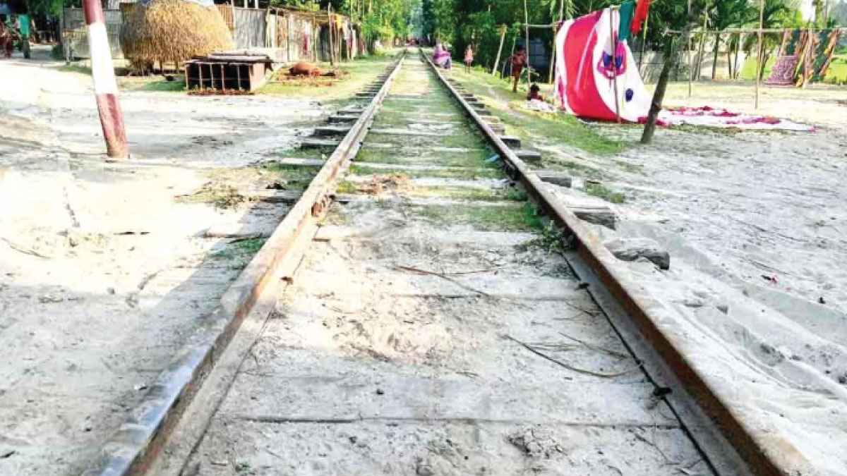 পাথরশূন্য চিলমারীর রেললাইন ঝুঁকি নিয়ে চলছে ট্রেন