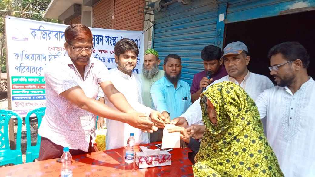 বরগুনায় সুবিধাবঞ্চিত অর্ধশতাধিক পরিবারকে অর্থ সহায়তা