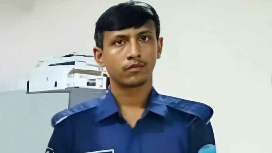 চট্টগ্রামে ৭৪ বোতল ফেনসিডিলসহ পুলিশ সদস্য আটক