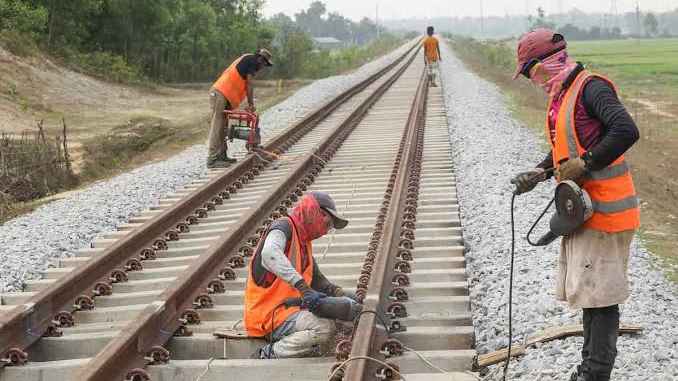 দোহাজারী-কক্সবাজার রেলপথে চলছে শেষ মুহূর্তের ঘষামাজা