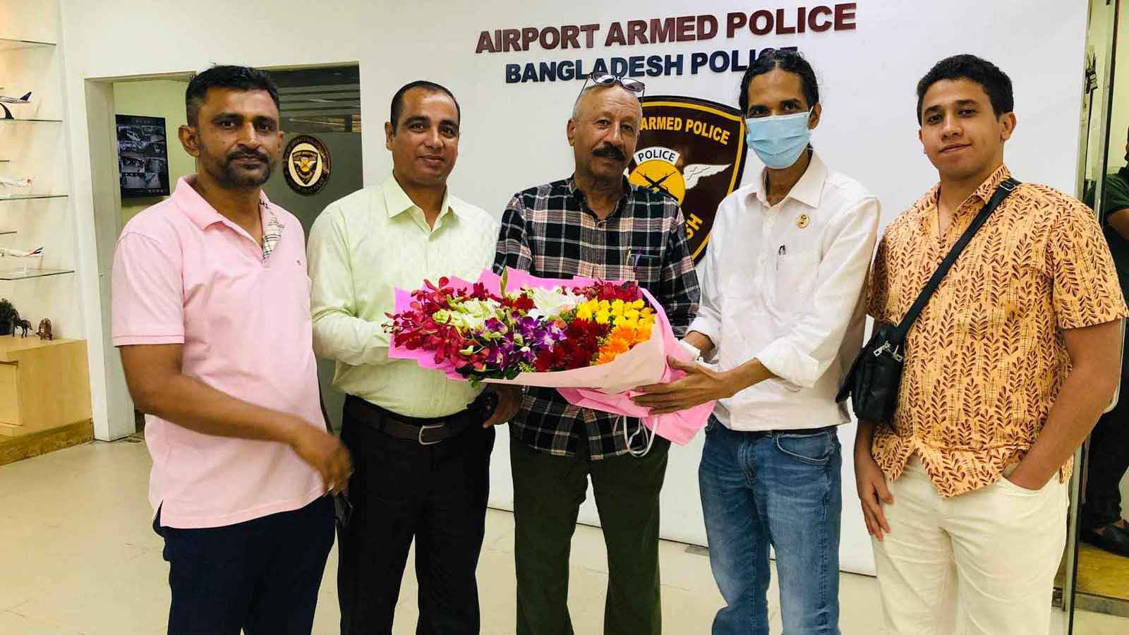 শেখ রাসেলকে নিয়ে লেখা উপন্যাসের মোড়ক উন্মোচন করতে ঢাকায় লেখক আরিশি