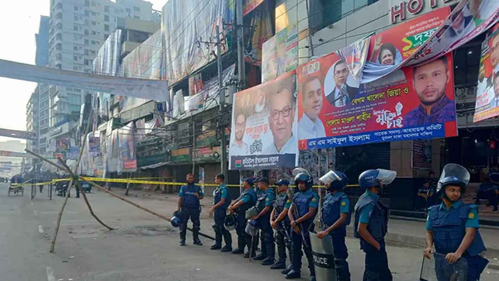 অবরোধে নাশকতা রোধে কঠোর অবস্থানে আইনশৃঙ্খলা বাহিনী