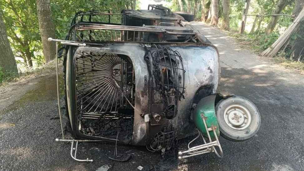 মানিকগঞ্জে গাড়ি পোড়ানোর পর এবার সিএনজিতে আগুন দিল দুর্বৃত্তরা