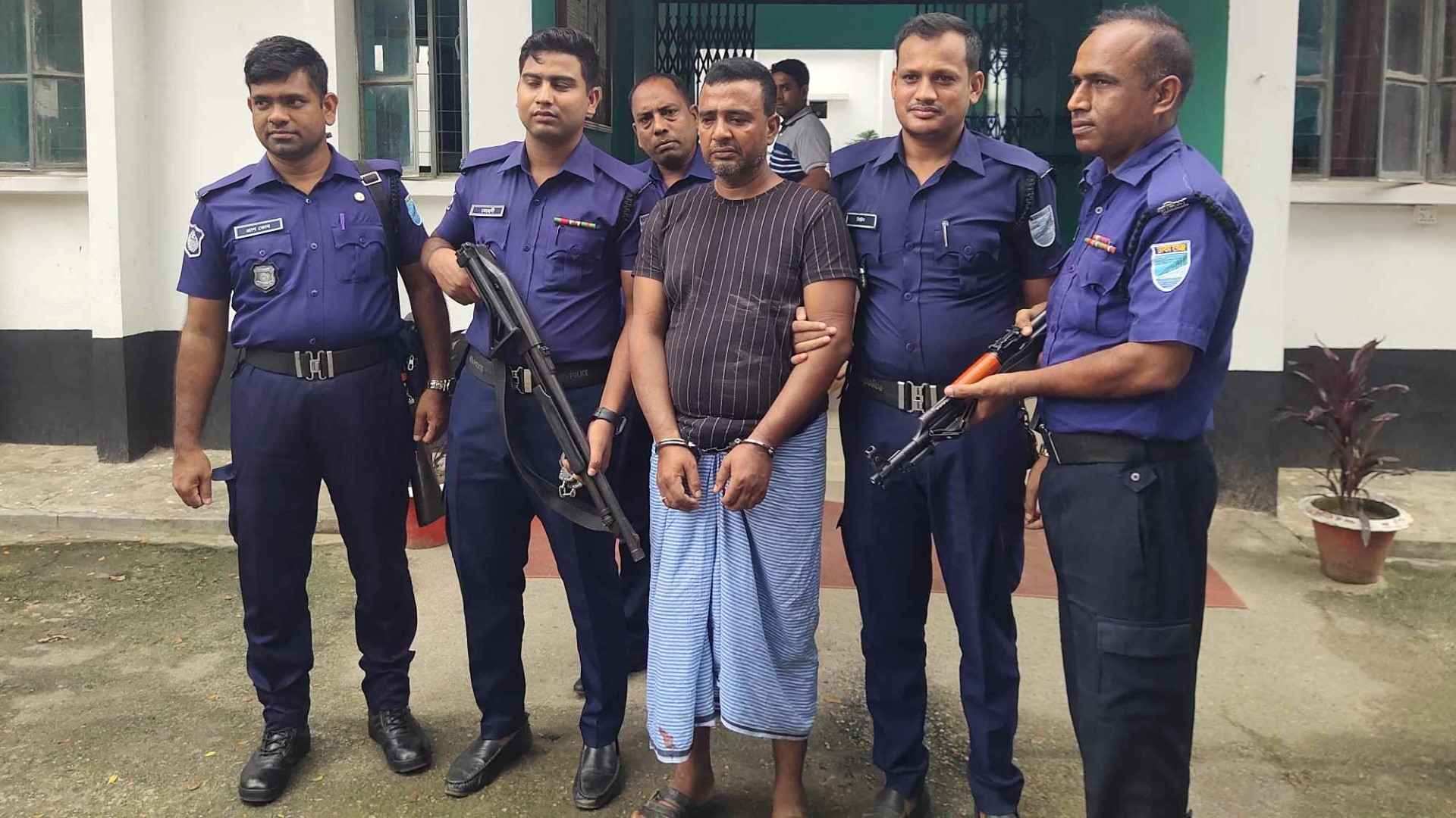 বড় ভাইয়ের দায়ের কোপে প্রাণ গেল ছোট ভাইয়ের