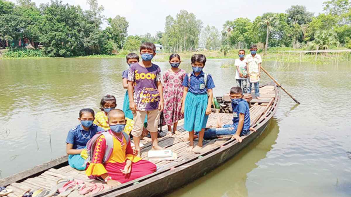 স্কুলে যেতে শিক্ষার্থীদের ভরসা ‘নৌকা’