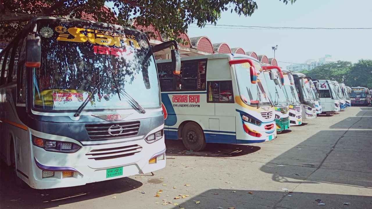 মহাখালী বাসস্ট্যান্ডে সারিবদ্ধভাবে দাঁড়ানো দূরপাল্লার বাস