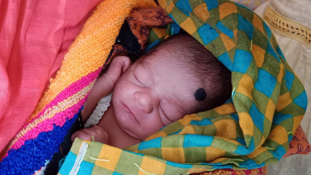 ঝিনাইদহে সড়কের পাশ থেকে জীবিত নবজাতক উদ্ধার