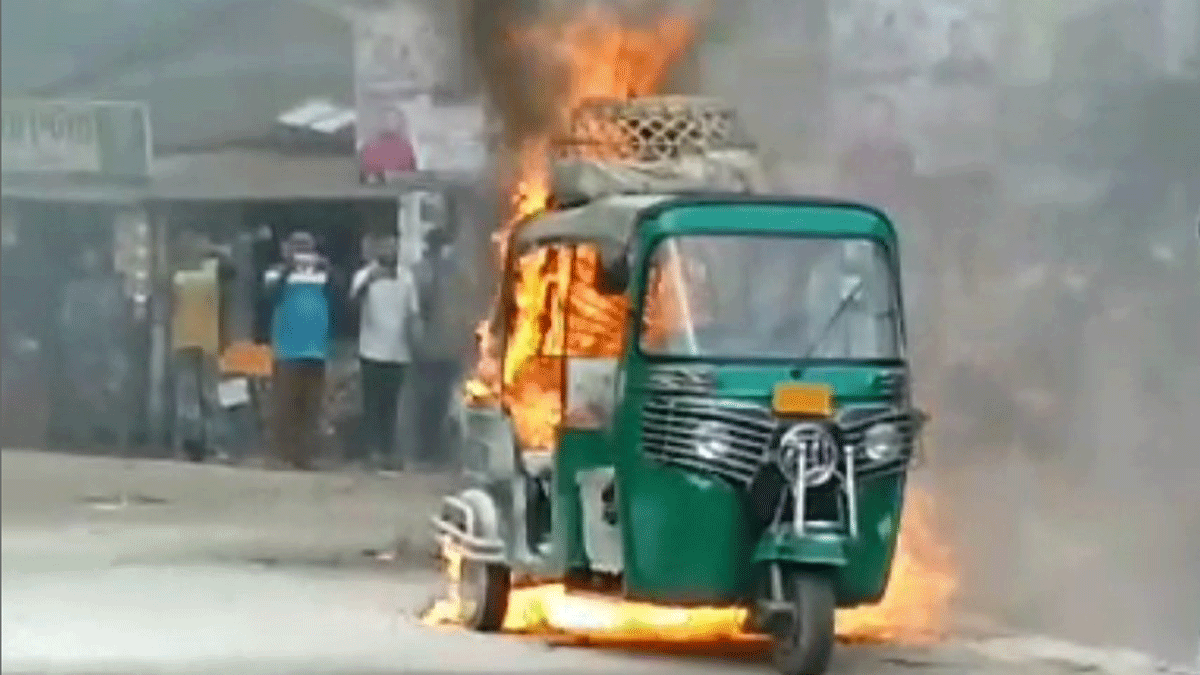 সিএনজিতে ভয়াবহ আগুন, চোখের সামনে পুড়ল সাইফুলের স্বপ্ন