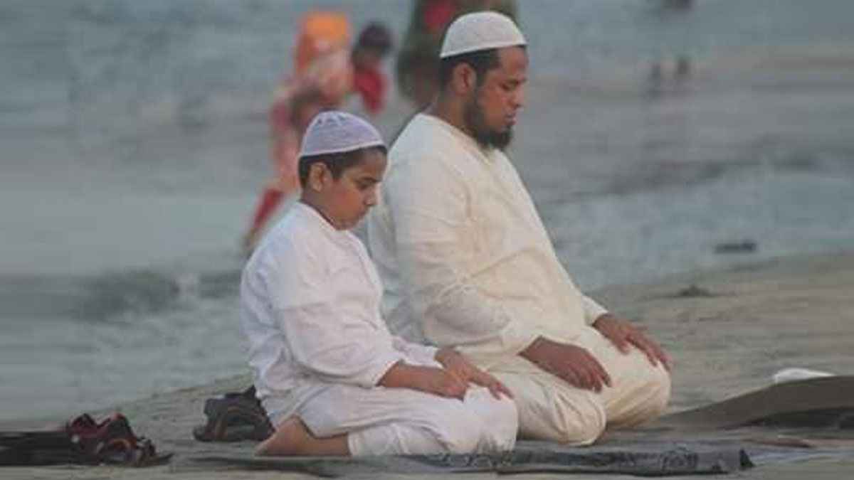 সন্তানকে নামাজি বানালে যে প্রতিদান পাবেন