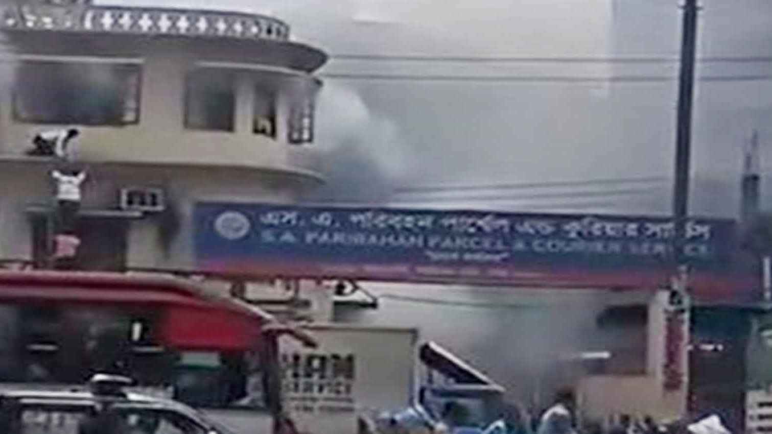 কাকরাইলে এস এ পরিবহনের ভবনে আগুন