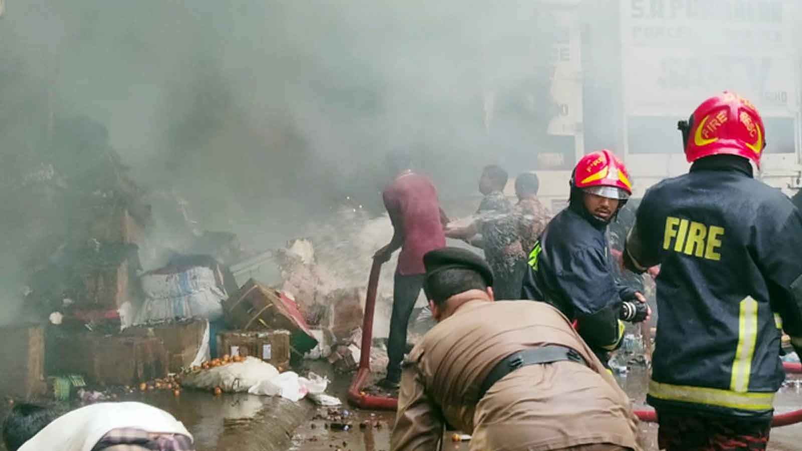 ১০ ইউনিটের চেষ্টায় পৌনে এক ঘণ্টা পর কাকরাইলের আগুন নিয়ন্ত্রণে
