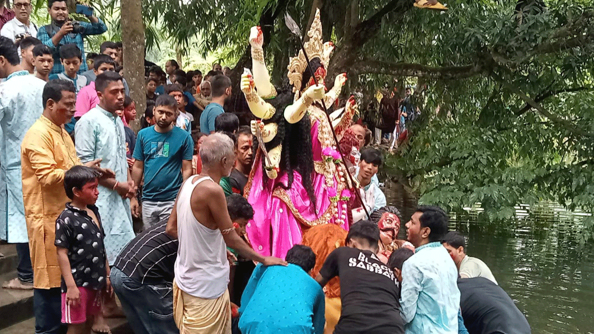 নোয়াখালীতে প্রতিমা বিসর্জনের মধ্য দিয়ে শেষ হলো শারদীয় দূর্গাপূজা