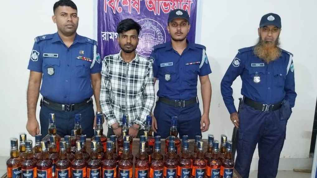 রামগড়ে ৪০ বোতল ভারতীয় মদসহ গ্রেফতার ১