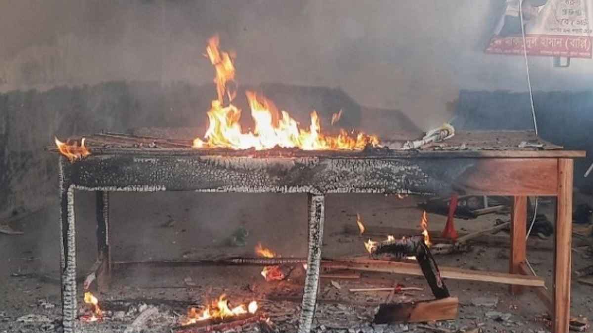 খুলনায় বিএনপি কার্যালয়ে আগুন