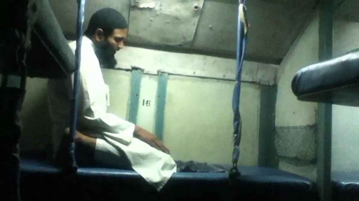 দুরপাল্লার বাস-ট্রেনে তায়াম্মুম করে নামাজ পড়া যাবে?