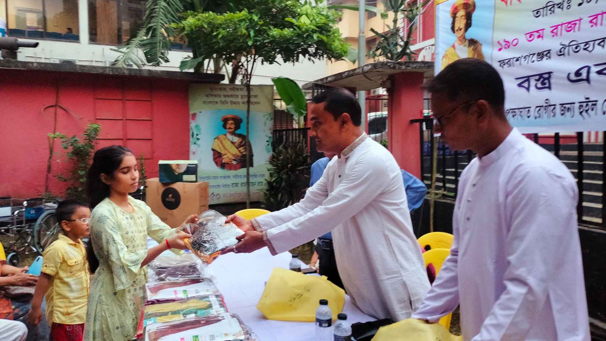 অনাথ শিশুরা পেল নতুন জামা