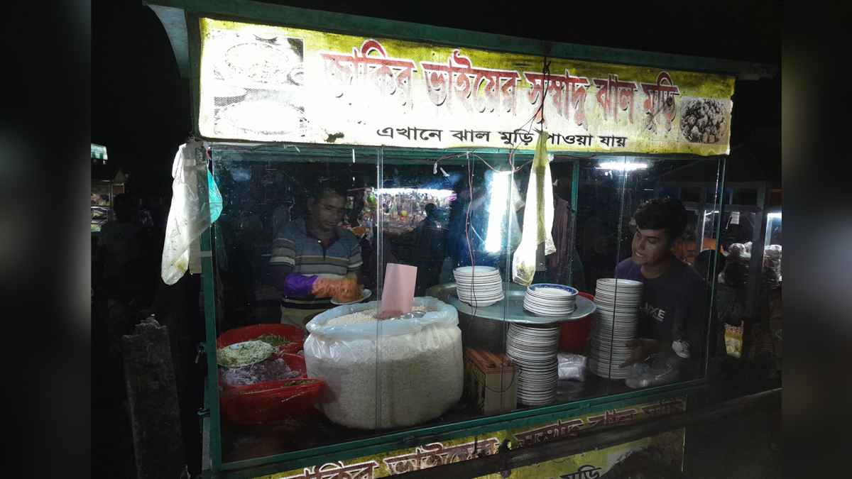 ঝালমুড়ি বিক্রি করেই মাসে ২ লাখ টাকা আয় জাকিরের