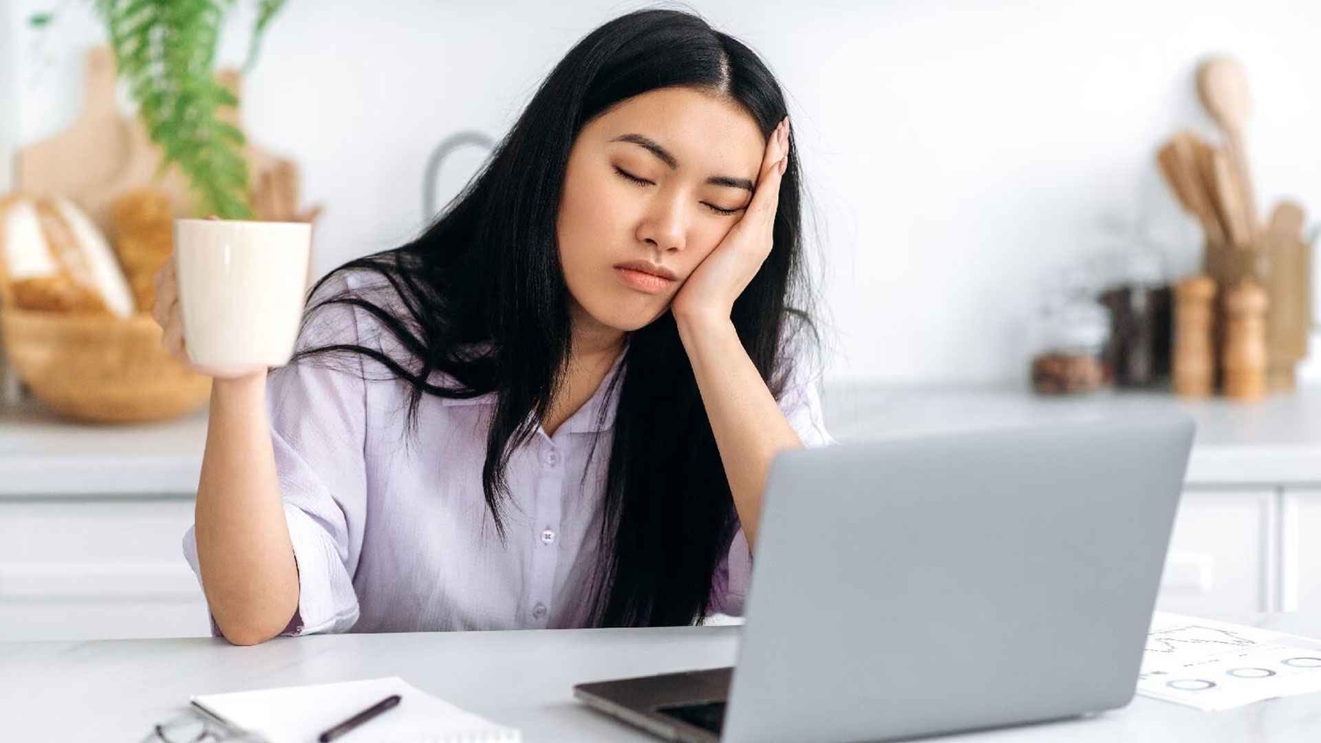 কোন খাবার ঘুম তাড়ায়, কী খেলে ঘুম আসে?