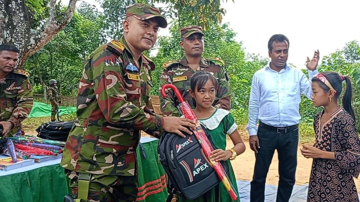 পানছড়িতে শিক্ষা সামগ্রী বিতরণ করেছে সেনাবাহিনী