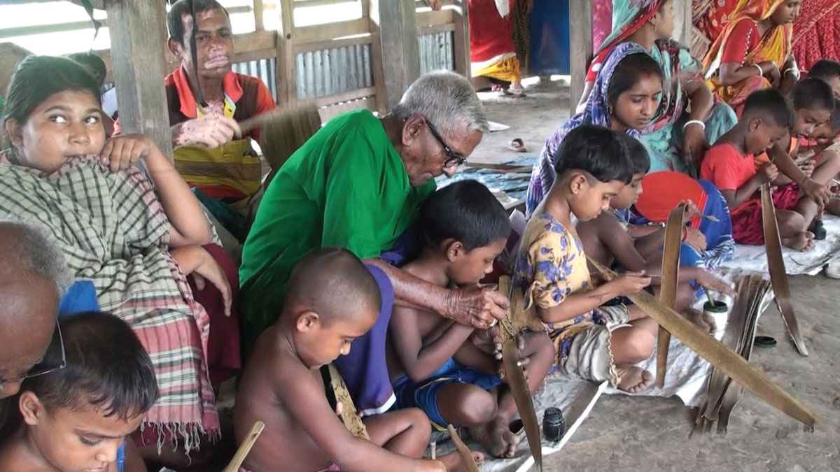 ১৮ বছর ধরে টিকে আছে তালপাতার পাঠশালা