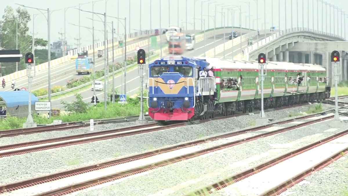 ১২০ কিলোমিটার গতিতে ছুটল ট্রেন, পরীক্ষামূলকভাবে চলবে দুই দিন