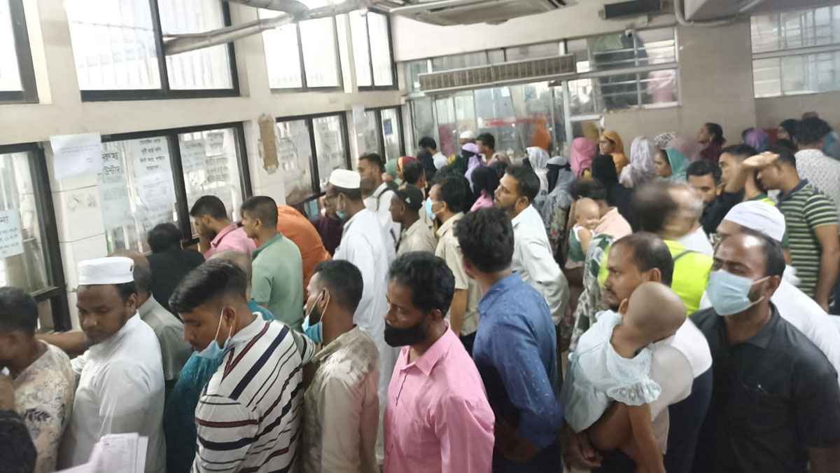 লাইনে দাঁড়িয়ে টিকিট কাটতেই রোগীর দিন পার