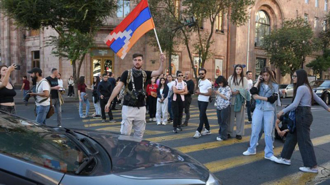 6dff6540-5831-11ee-9a8f-f18