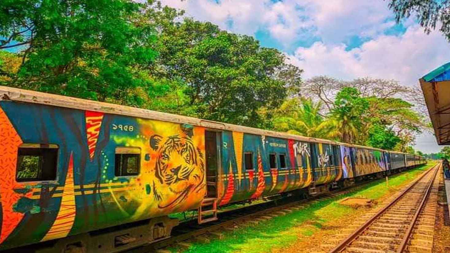 ‘নিরাপত্তাহীনতায়’ শাটল ট্রেন চলাচল বন্ধ, দুর্ভোগে শিক্ষার্থীরা