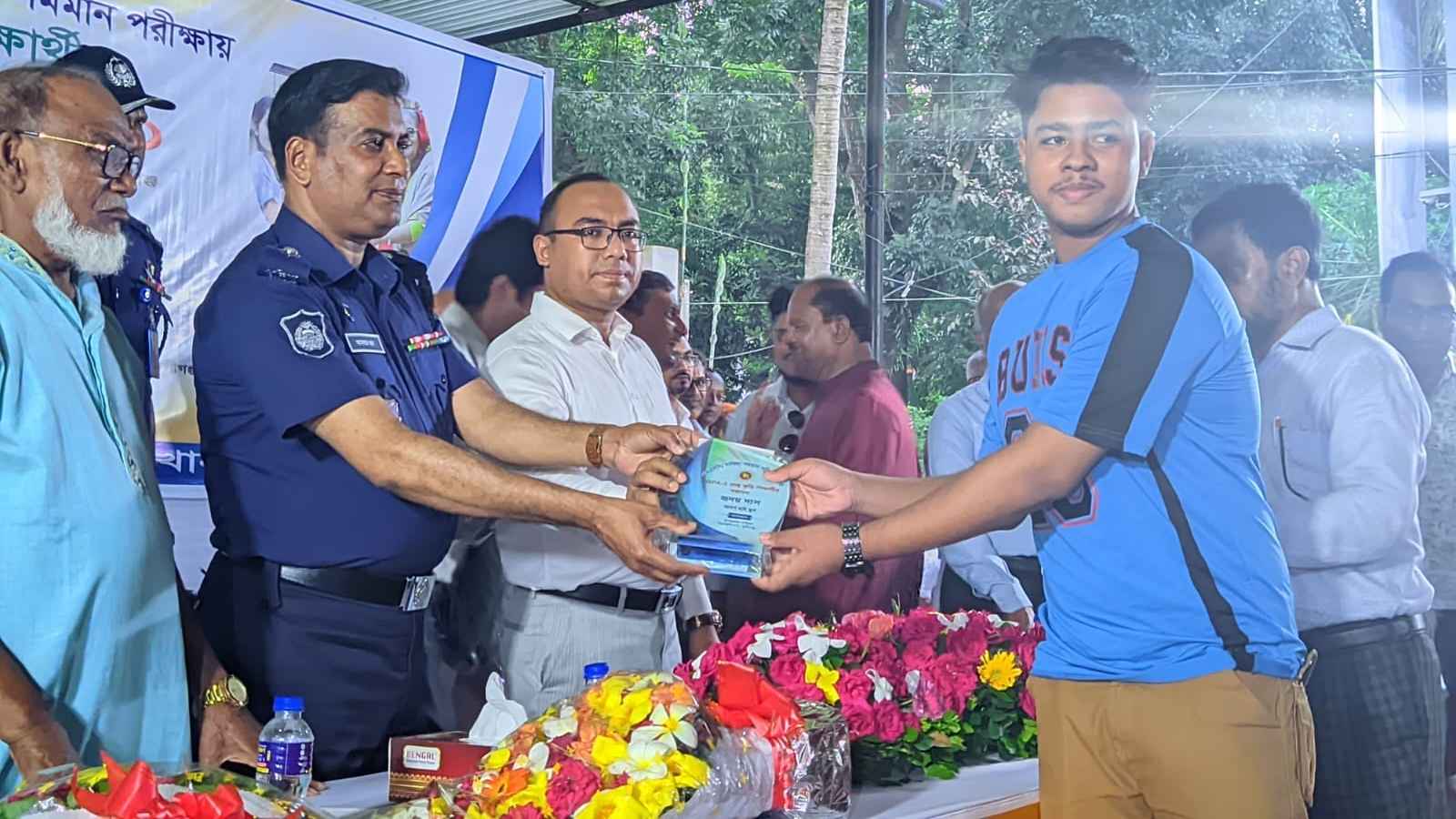 সিরাজদিখানে এসএসসিতে জিপিএ ৫ পাওয়া শিক্ষার্থীদের সংবর্ধনা