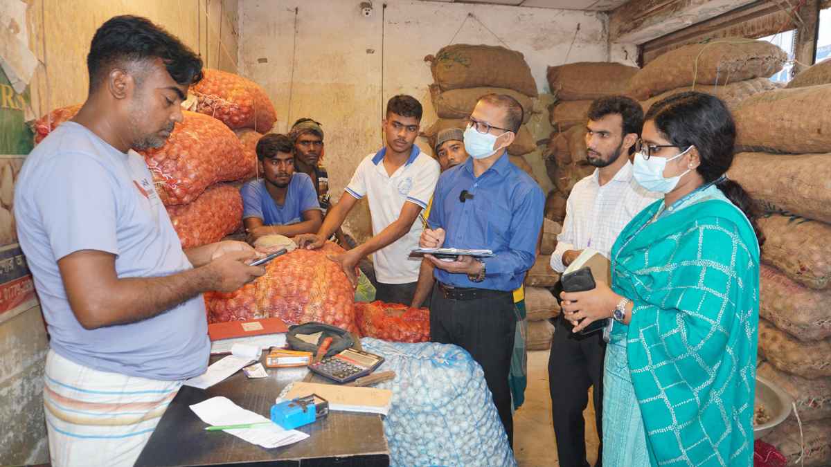 নিত্যপণ্যের দামে কারসাজি, শতাধিক প্রতিষ্ঠানকে জরিমানা