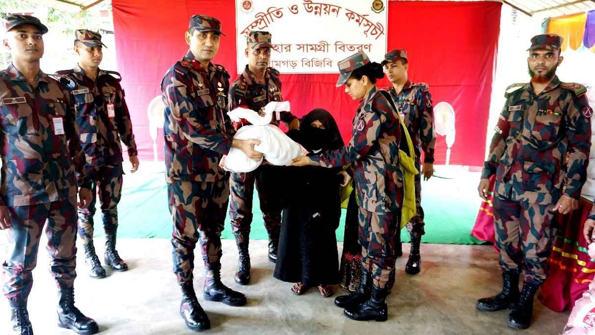রামগড়ে শতাধিক পরিবারে খাদ্য সামগ্রী বিতরণ