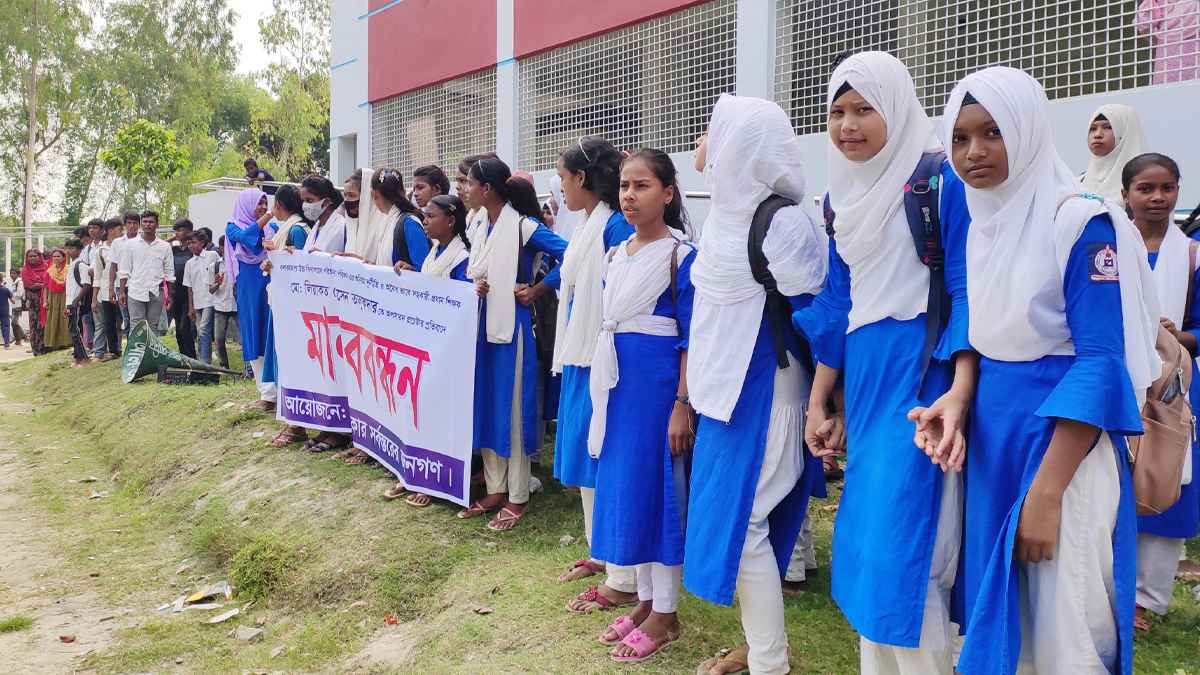 অনিয়মের অভিযোগে শিক্ষক বরখাস্ত, শিক্ষার্থীদের ক্লাস বর্জন