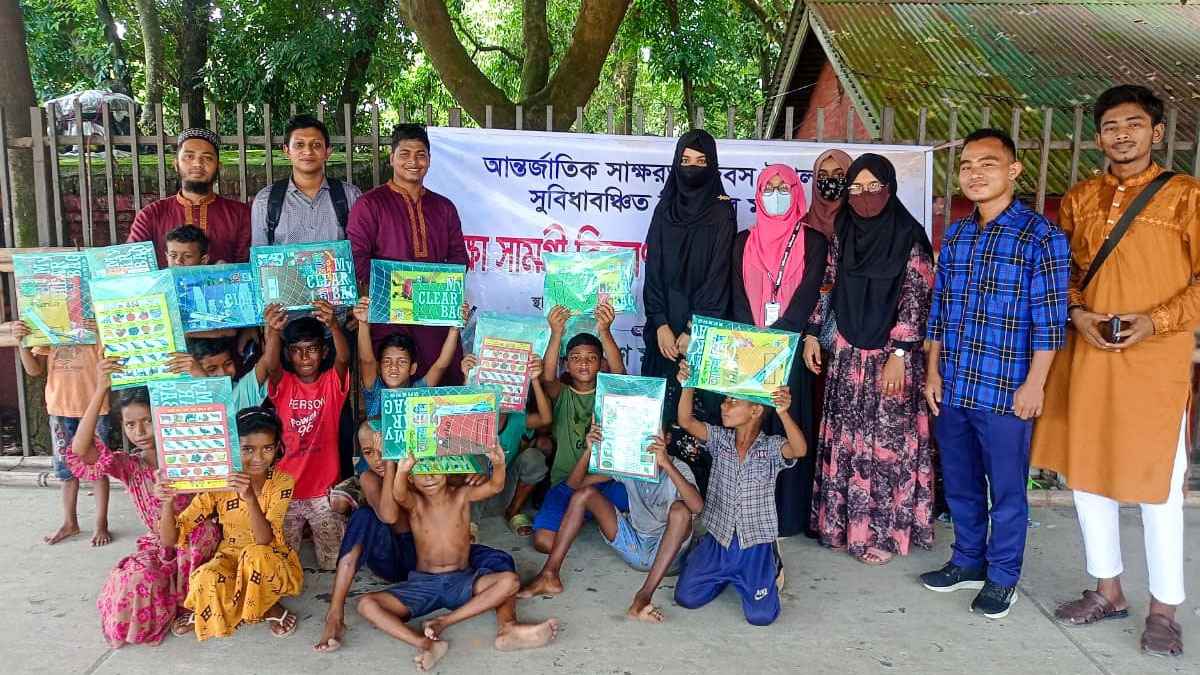 সুবিধাবঞ্চিত শিশুদের মাঝে শিক্ষা সামগ্রী বিতরণ