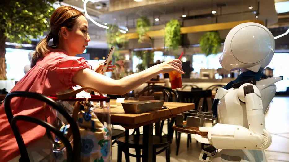 জাপানে একাকিত্ব দূর করছে রোবট!