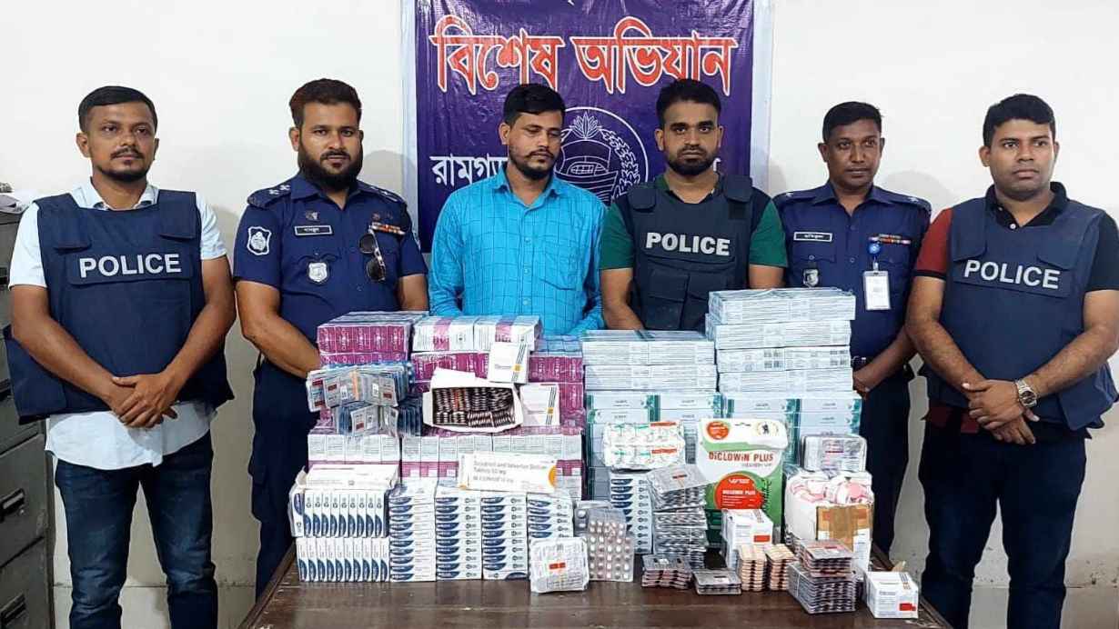 রামগড়ে অবৈধ ভারতীয় ওষুধসহ আটক ১